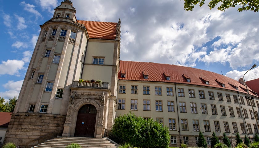 Kampus Politechniki Wrocławskiej. Na zdjęciu widać gmach główny Politechniki Wrocławskiej