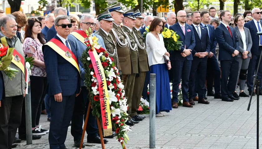 Rektorzy, żołnierze, przedstawiciele władz miasta i inni oficjele złożyli 4 lipca 2023 r. hołd profesorom lwowskim i ich rodzinom