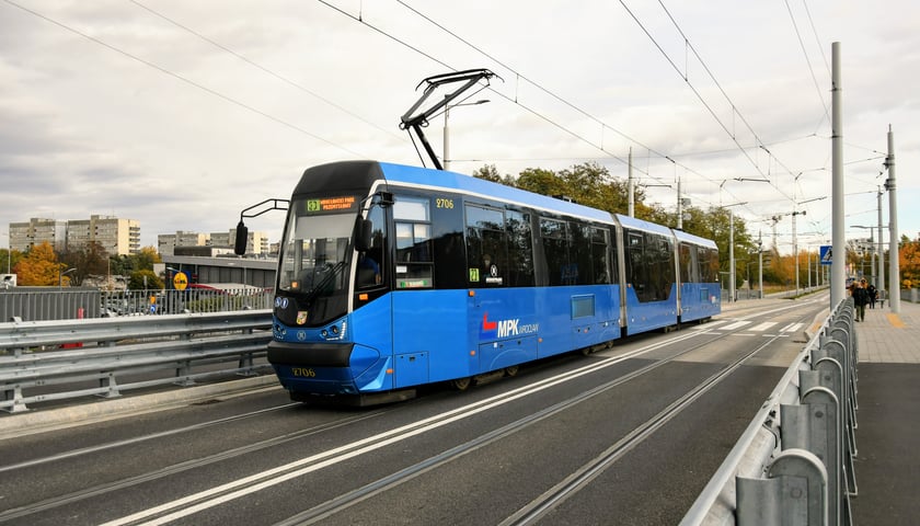 Na zdjęciu tramwaj linii 23 jadący już otwartym fragmentem trasy na Nowy Dwór. Od września będzie docierał do pętli przy ul. Rogowskiej.