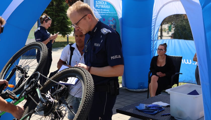 Znakowanie rowerów przed wrocławskim Aquaparkiem