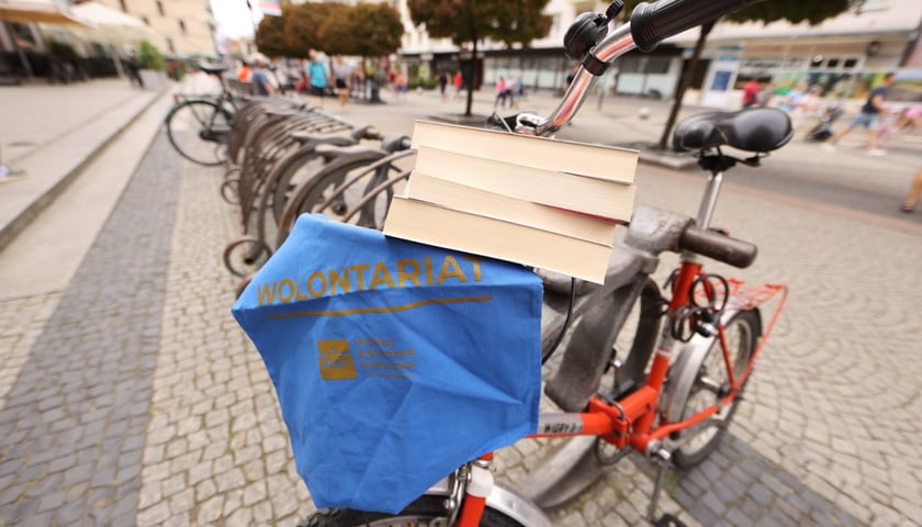 Dzięki usłudze "Książka do domu" można korzystać z biblioteki nawet wówczas, jeśli nie można dotrzeć do niej samodzielnie. Na zdjęciu rower Wigry 3, którym część  zamówionych przez czytelników książek dociera do ich domów.