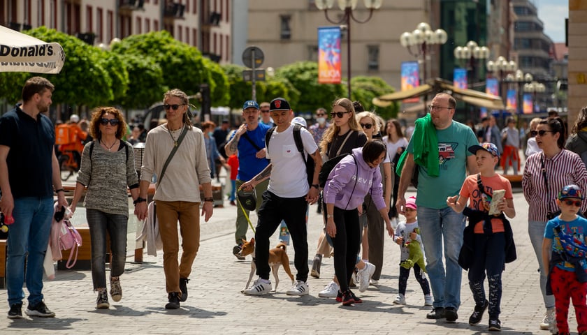 Ludzie spacerujący po ulicach Wrocławia.