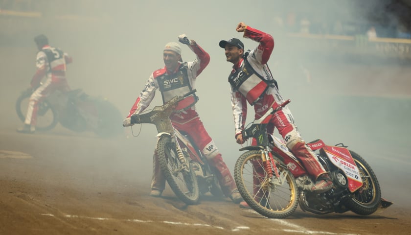 Maciej Janowski i Bartosz Zmarzlik w triumfalnym okrążeniu, Wrocław 19 lipca 2023