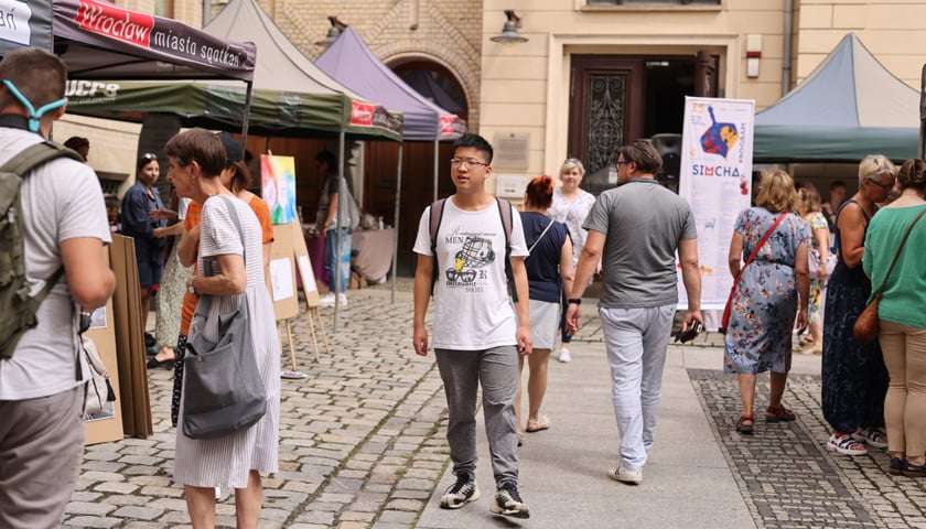 Jarmark żydowski na dziedzińcu syngogi podczas festiwalu Simcha