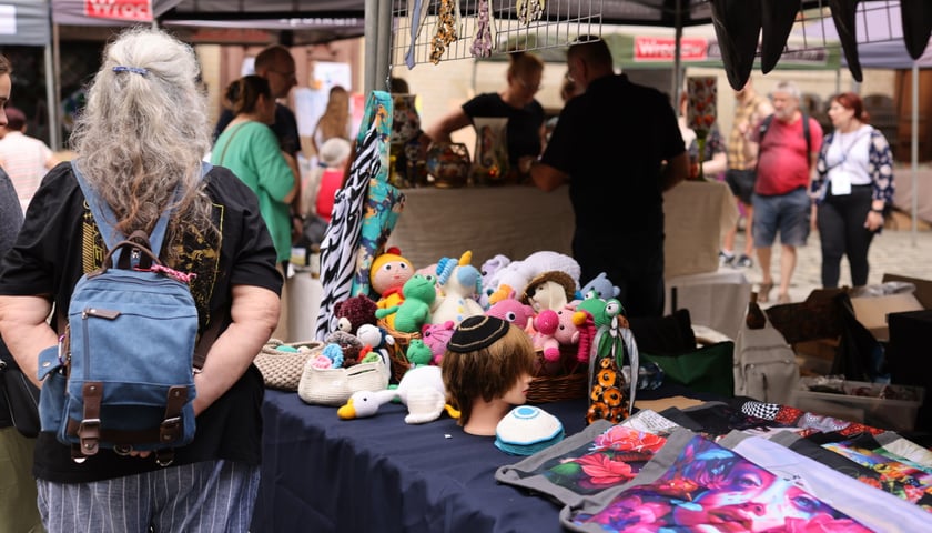 Jarmark żydowski na dziedzińcu syngogi podczas festiwalu Simcha