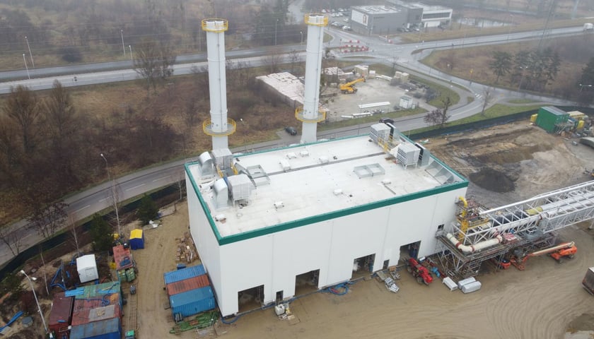 Widok z góry na jasny blok rezerwowo-szczytowy nowej elektrociepłowni w Siechnicach