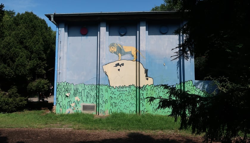 Jedna z niewielu pamiątek, które przetrwały po WZO jest stary budynek lwiarni, w którym w roku 1948 było kino