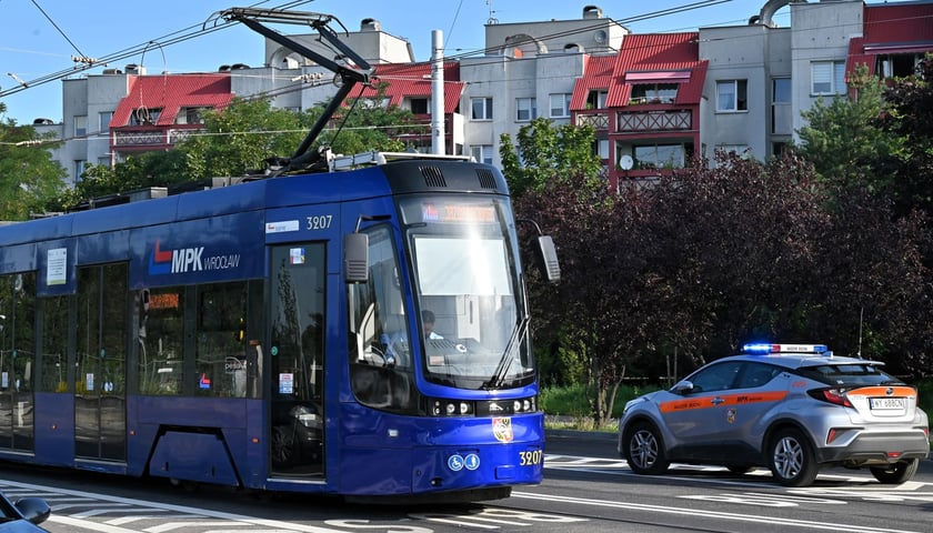 Przejazd próbny ul. Rogowską na Nowym Dworze. Na zdjęciu niebieski tramwaj oraz radiowóz Nadzoru Ruchu MPK. 