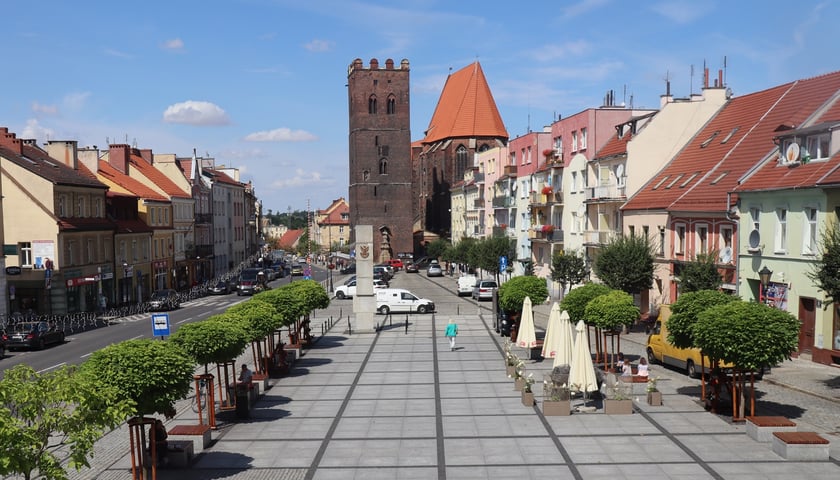 Widok na plac Wolności w Środzie Śląskiej oraz na wieżę kościelną, na której uruchomiono punkt widokowy