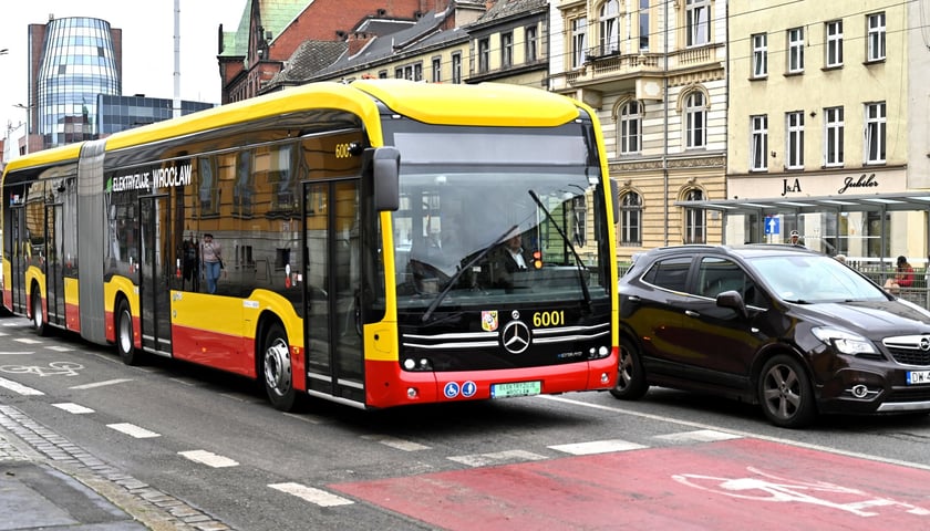 Pierwszy elektryczny autobus wrocławskiego MPK - Mercedes-Benz eCitaro - podczas przejazdu ul. Kazimierza Wielkiego. 