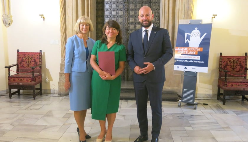 <p>Nauczycielka Katarzyna Sroka (w środku) z prezydentem Jackiem Sutrykiem i dyrektor Ewą Szczęch</p>