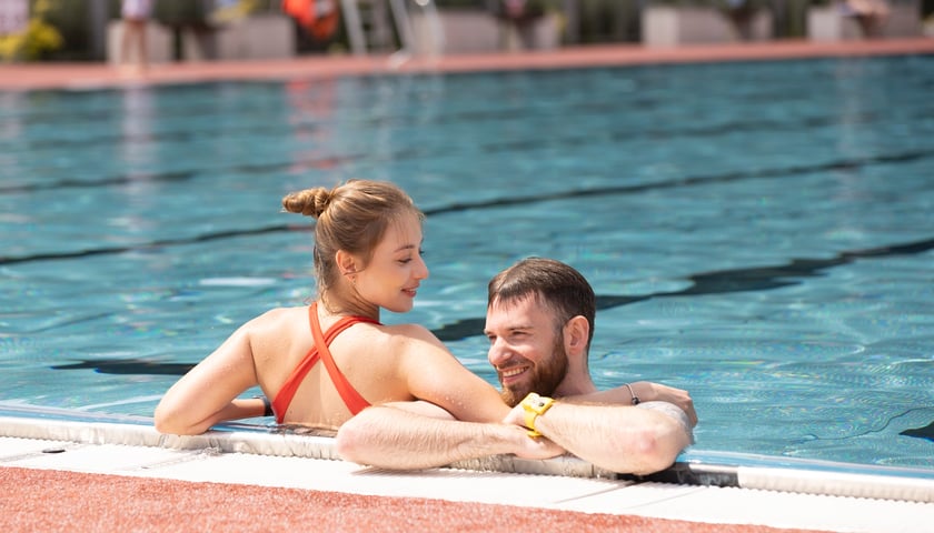 Na zdjęciu dziewczyna i chłopak na basenie przy ul. Wejherowskiej