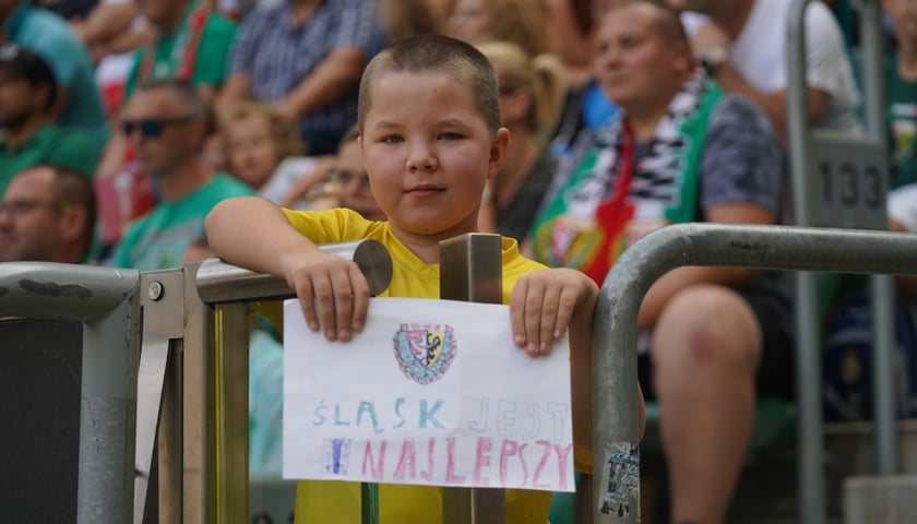 Mecz Śląsk - Jagiellonia na Tarczyński Arena odbył się 3 września. Na zdjęciu wierny kibic Śląska trzyma kartkę z napisem "Śląsk jest najlepszy"! 