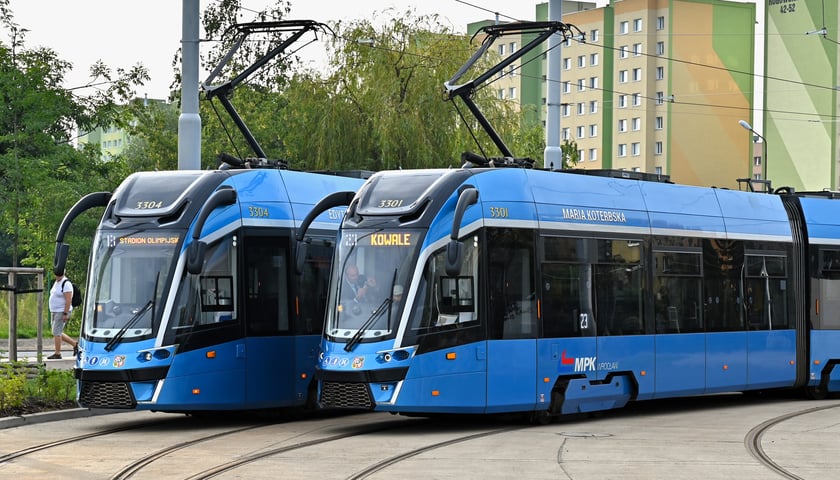 Dwa niebieskie tramwaje stoją na pętli. Numer 23 pojedzie na Kowale, a 13 na Stadion Olimpijski.  