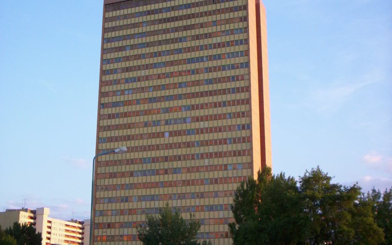 <p>Poltegor przy Powstańc&oacute;w Śląskich. Dziś w miejscu biurowca stoi Sky Tower.&nbsp;</p>
<p>fot.&nbsp;<span style="color: #54595d; font-family: sans-serif; font-size: 13.6px; background-color: #f8f9fa;">&nbsp;</span><strong style="color: #54595d; font-family: sans-serif; font-size: 13.6px; background-color: #f8f9fa;"><a class="external text" style="text-decoration-line: none; color: #3366cc; background: none;" href="http://bartoszsenderek.blogspot.com/" rel="nofollow">Bartosz Senderek</a></strong><span style="color: #54595d; font-family: sans-serif; font-size: 13.6px; background-color: #f8f9fa;">&nbsp;/ <a href="https://pl.wikipedia.org/wiki/Poltegor_Centre_we_Wroc%C5%82awiu#/media/Plik:Poltegor_wroclaw.JPG">Creative Commons BY-SA-2.5 / Wikimedia Commons</a></span></p>