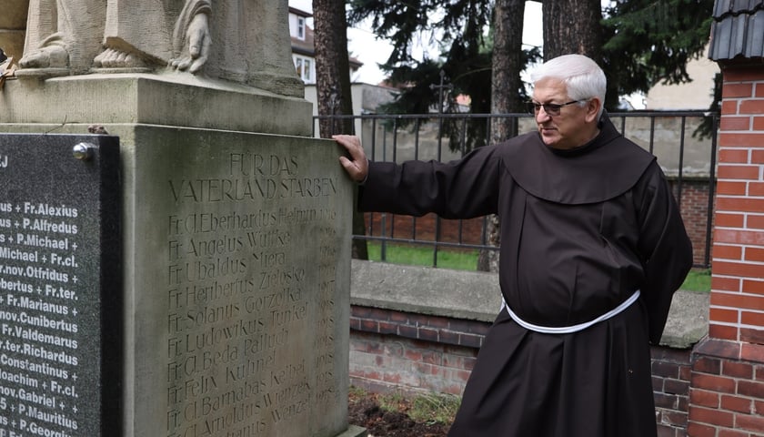 Cmentarz przy klasztorze franciszkanów na Karłowicach. Ojciec Jozafat Roman Gohly, przełożony klasztoru na Karłowicach