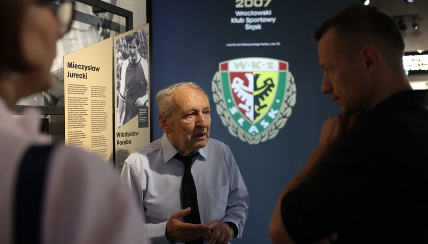 Na zdjęciu Mieczysław Jurecki, kapitan drużyny WKS Śląsk w latach 1957-59