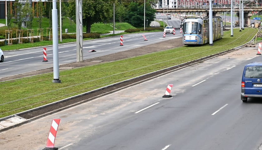 Między ulicami Zachodnią a Niedźwiedzią ulica Legnicka zazieleniła się. Na zdjęciu tramwaj jadący zielonym torowiskiem w ciągu ul. Legnickiej. 