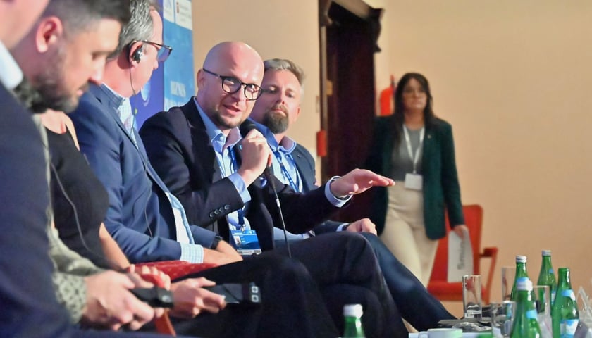 Dyskusja o odbudowie Ukrainy podczas Forum Ekonomicznego w Karpaczu. Na zdjęciu Jakub Mazur, wiceprezydent Wrocławia.