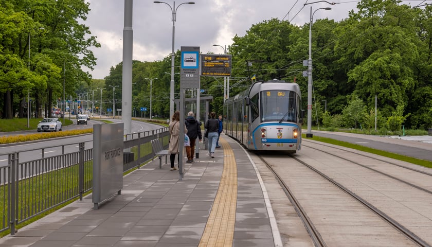 Zdjęcie ilustracyjne przedstawiające tramwaj MPK Wrocław.