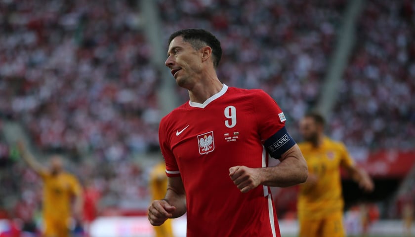 Robert Lewandowski w biało-czerwonej koszulce z numerem 9.