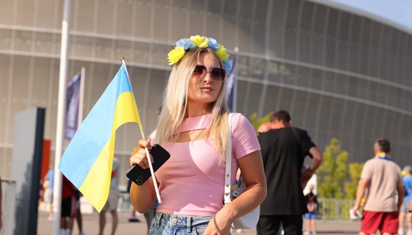 Kibicka reprezentacji Ukrainy z flagą przed stadionem Tarczyński Arena 