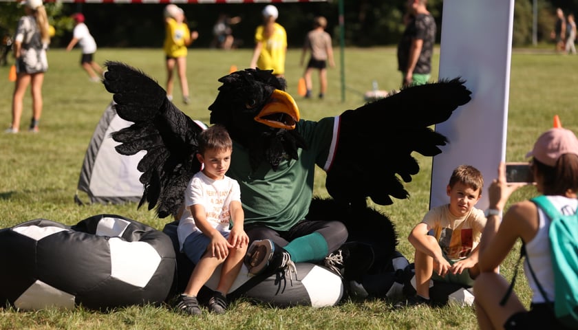 Piknik Grabiszyński. Orzeł Ślązak, maskotka Śląska Wrocław i dzieci na pikniku