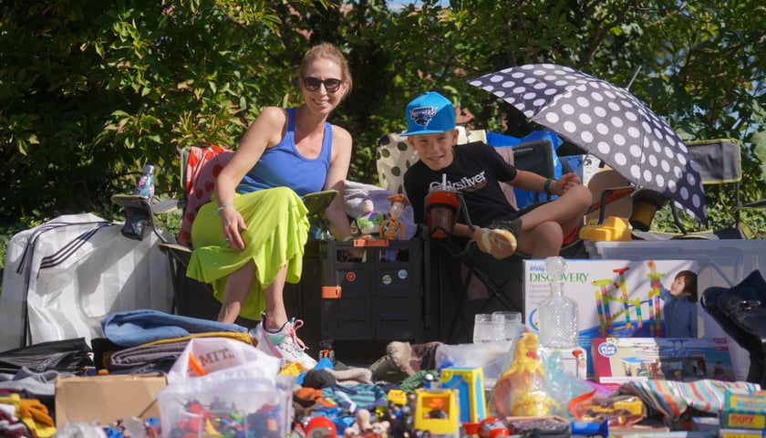 Kobieta i chłopiec na wyprzedaży garażowej