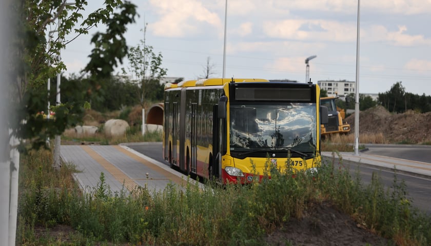 Zdjęcie ilustracyjne przedstawiające autobus przegubowy