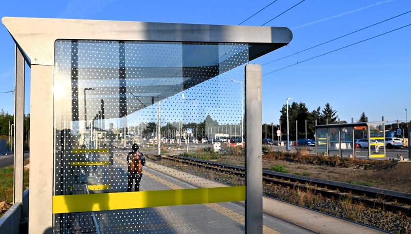 Nowe wiaty stanęły tuż przed końcem inwestycji. Jest szansa, że niezniszczone dotrwają do odbioru końcowego. Na zdjęciu wiata na przystanku tramwajowym. 