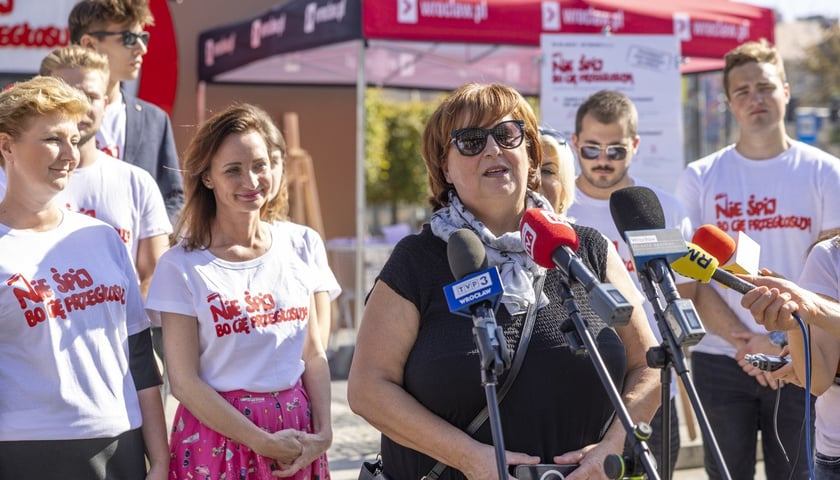 Otwarcie punktu informacyjnego dotyczącego wyborów przy ul. Świdnickiej. Bożena Bronowicka, dyrektor Wydziału Spraw Obywatelskich UM Wrocławia