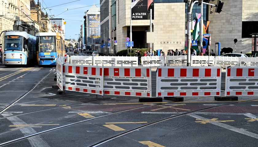 Ostatnim etapem remontu była wymiana rozjazdów pozwalającym tramwajom jadącym od strony Powstańców Śl. na skręt w prawo w Piłsudskiego, a tym jadącym od dworca PKP na jazdę w kierunku Powstańców Śl. Na zdjęciu widok na skrzyżowanie w kierunku dworca głównego. 