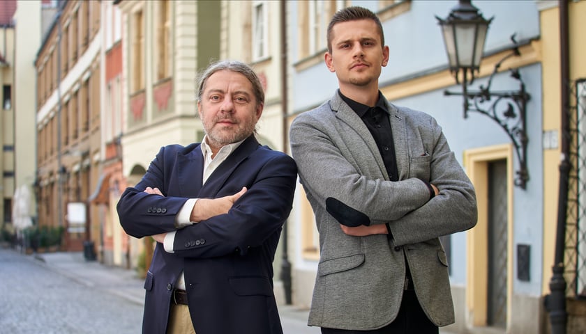 Łukasz Medeksza (po lewej), zastępca dyrektora Departamentu Strategii i Rozwoju Miasta i Oskar Żurawiński (po prawej) z Działu Wspierania Wrocławskiej Przedsiębiorczości Urzędu Miejskiego Wrocławia
