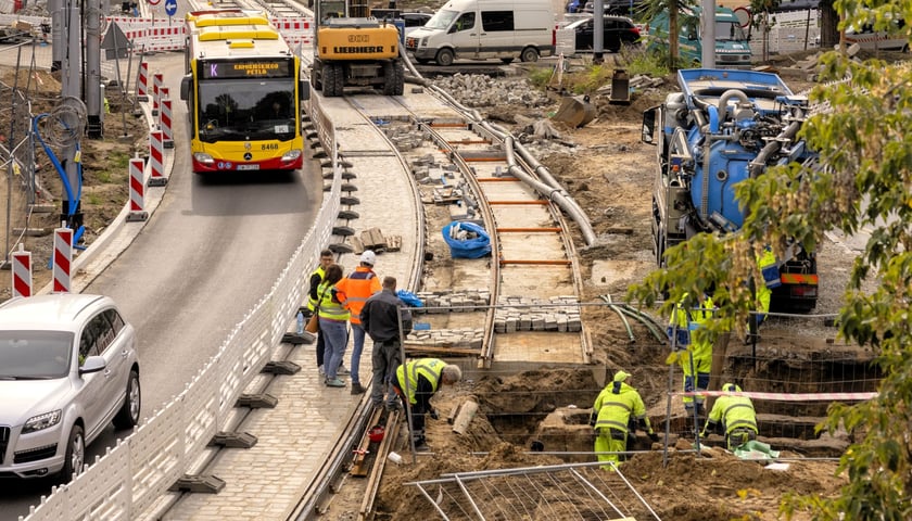 Przebudowa drogi i torowiska dochodzi do wiaduktu kolejowego nad ulicą Reymonta. Na zdjęciu pracujący robotnicy. 