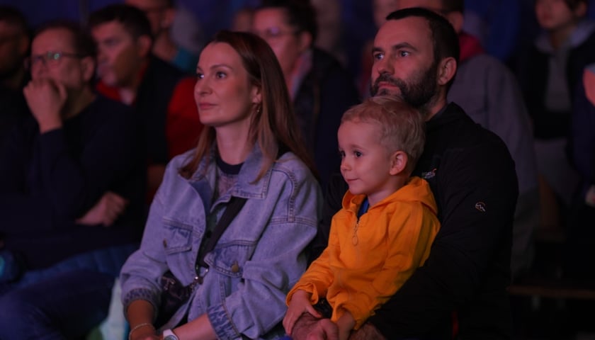 Kobieta, mężczyzna i dziecko podczas pokazu w cyrku