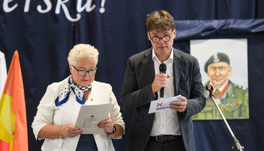 <p>Uroczystości nadania imienia Szkole Podstawowej nr 4 we Wrocławiu &ndash; Paul Depla, burmistrz Bredy oraz Bożena Rijnbout-Sawicka z Fundacji Serce Polski w Bredzie</p>