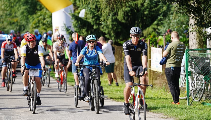 Adrian Kostera i inni rowerzyści na trasie Dolnośląskiego Crossa Rowerowego w okolicach Milicza