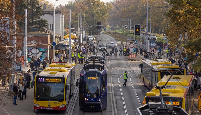 Tramwaj linii 14 dowozi podróżnych na Cmentarz Osobowicki