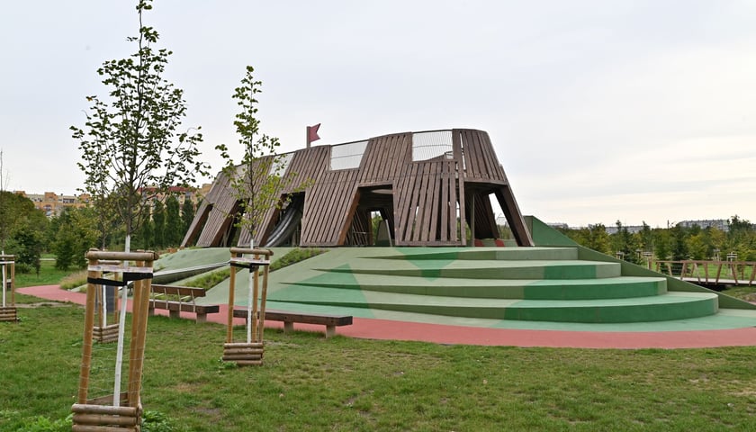 <p>Plac zabaw Średniowieczny Wrocław w parky Tysiąclecia. Więcej zdjęć <a href="../../../dla-mieszkanca/galeria/muchobor-wielki-muchobor-maly-nowy-dwor-co-sie-tam-wydarzylo,p,1" target="_blank" rel="noopener">tutaj</a>.</p>
