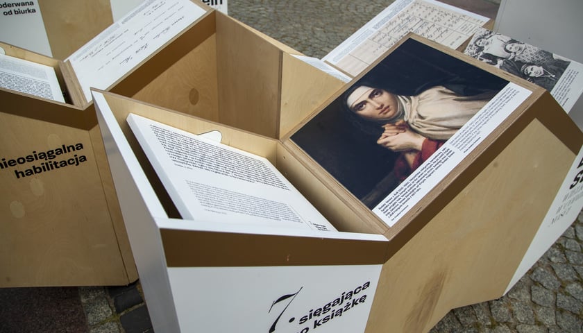 Gablota ze zdjęciem świętej na wystawie poświęconej Edycie Stein