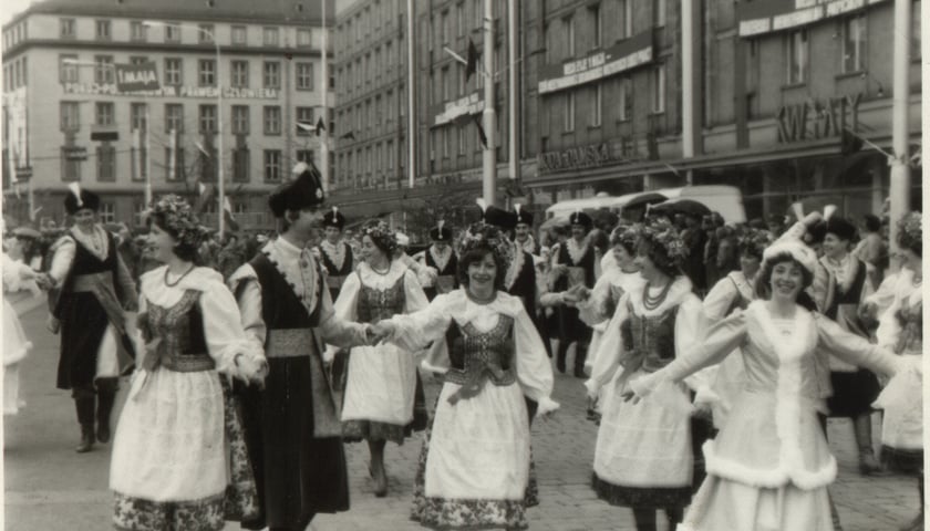 <p>Zdjęcia archiwalne studenckiego zespołu (jeszcze nie "Kaliny"). Poch&oacute;d z okazji 1 maja (1978)</p>