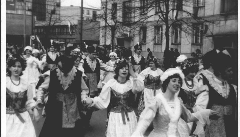 <p>Zdjęcia archiwalne studenckiego zespołu (jeszcze nie "Kaliny"). Poch&oacute;d z okazji 1 maja (1978)&nbsp;</p>