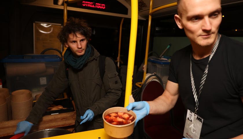W Streetbusie osoby w kryzysie bezdomności dostają zupę - często to ich jedyny ciepły posiłek w ciągu dnia.