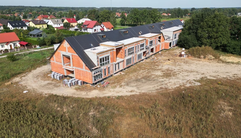 Budowa i wizualizacje nowego budynku szkoły podstawowej w Skokowej, w gminie Prusice