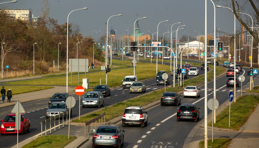 Na zdjęciu widok na dwupasmową ulicę Bardzką z jeżdżącymi po niej samochodami