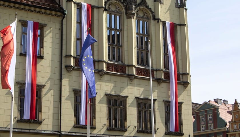 Flagi Polski i Unii Europejskiej przy wrocławskim ratuszu. 