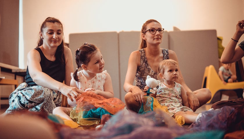 Na zdjęciu dwie mamy z dziećmi podczas spotkania sąsiedzkiego w poprzedniej edycji Mikrograntów