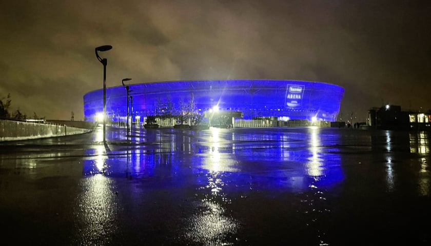 Podświetlona na niebiesko Tarczyński Arena z okazji Międzynarodowego Dnia Praw Dziecka 