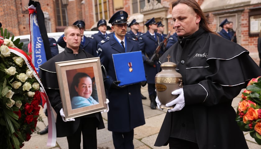 Pogrzeb Hanny Gucwińskiej (22 listopada 2023). Na fotografii widać portret Hanny Gucwińskiej, medal na niebieskiej poduszce i urnę z jej prochami.