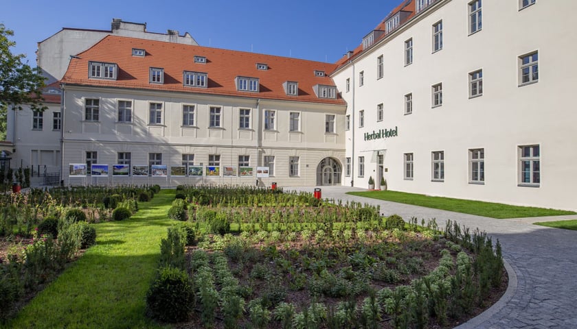 Dawny klasztor franciszkanów przy ul. Włodkowica po kapitalnym remoncie, dziś Hotel Herbal. Widok z zewnątrz